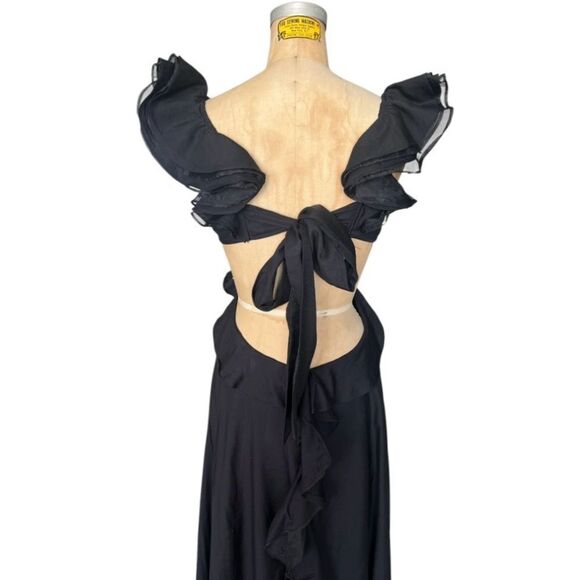 Roselvelvet Elegant Black Dress with Ruffled Shoulders and Open Back Size S,M - Picture 4 of 6